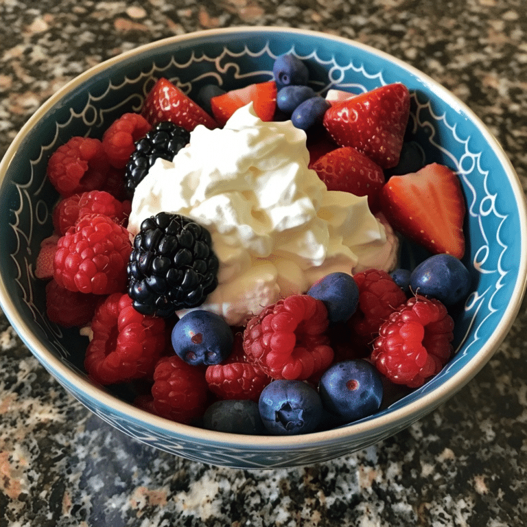 Greek Yogurt Berry Bowl: A Refreshing Breakfast Recipe